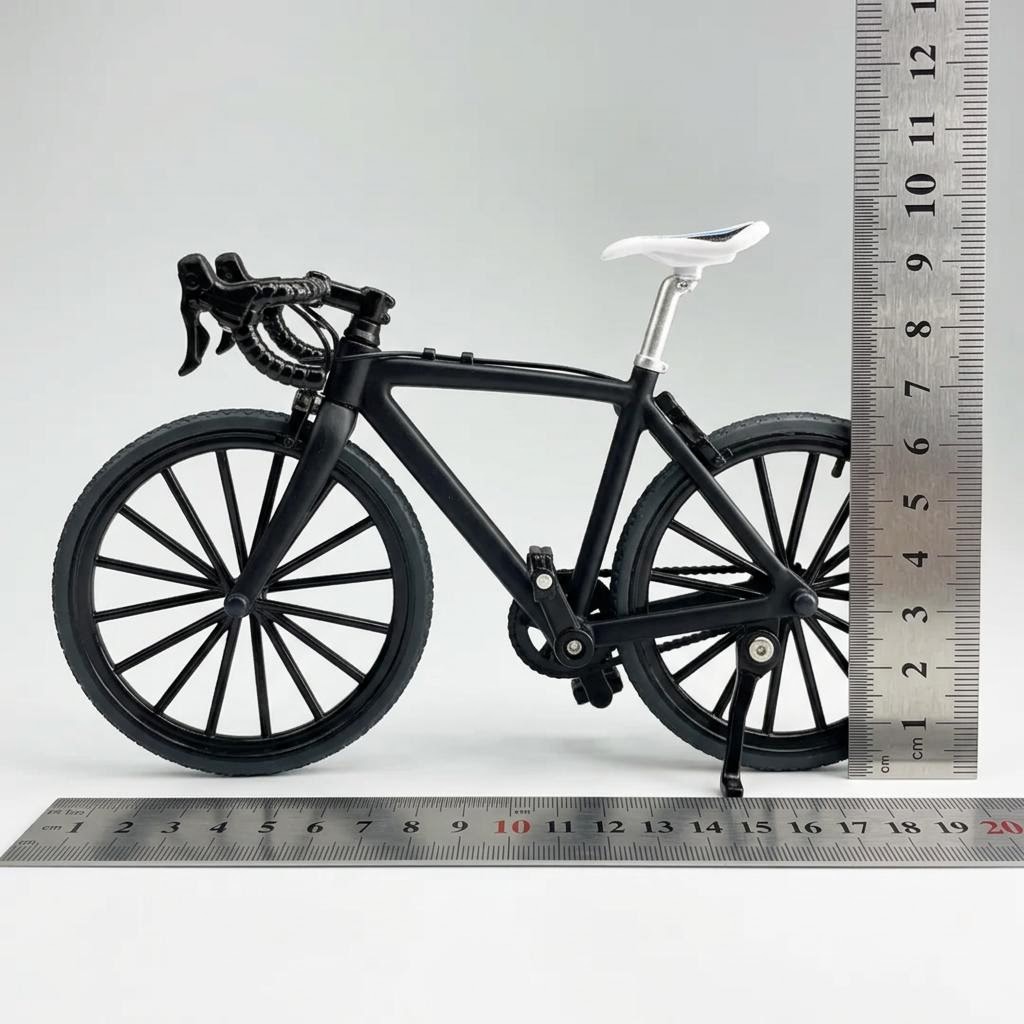 Bici coleccionable negra con regla: 19.5cm de largo y 11cm de alto